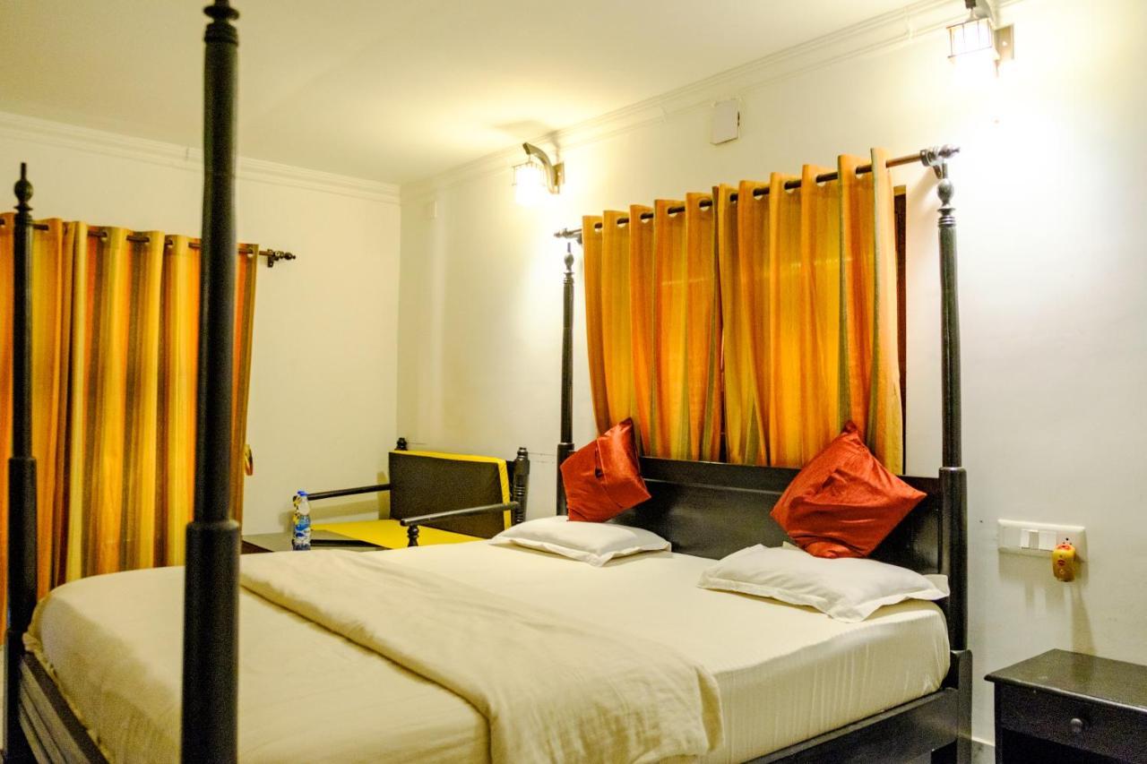 Raktokorobi Karu Gram Hotell Sri Niketan Exteriör bild