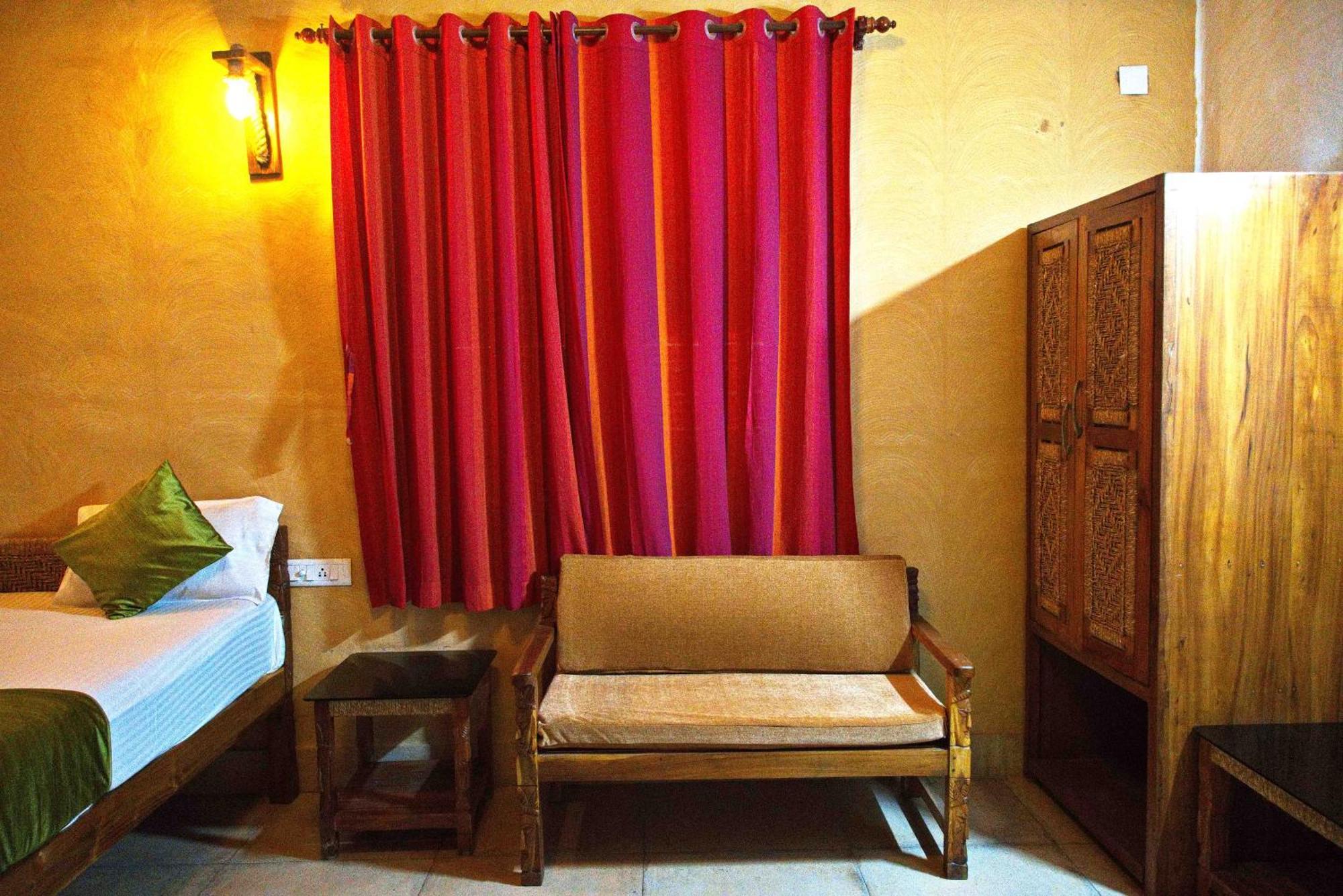 Raktokorobi Karu Gram Hotell Sri Niketan Exteriör bild