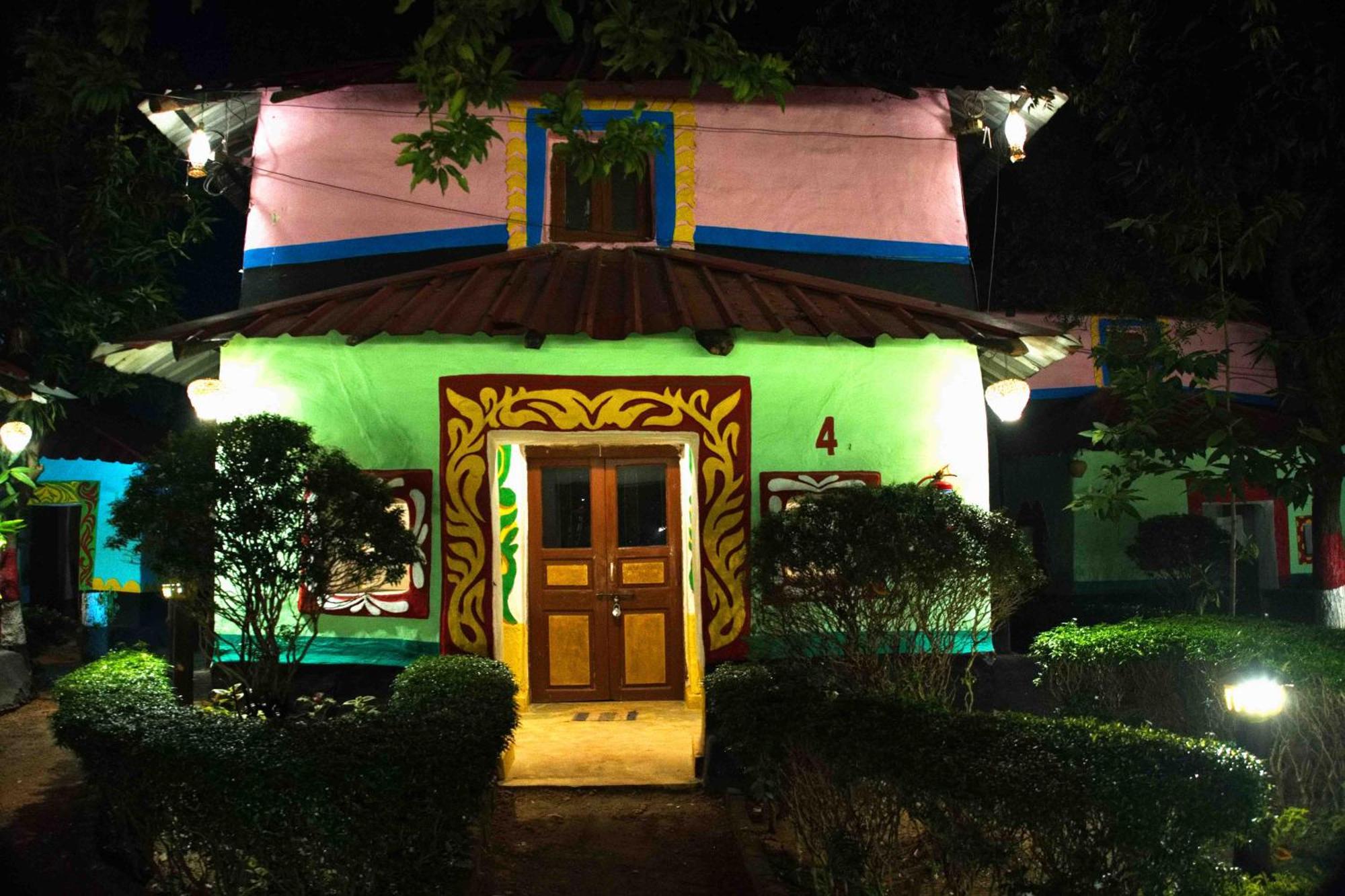 Raktokorobi Karu Gram Hotell Sri Niketan Exteriör bild