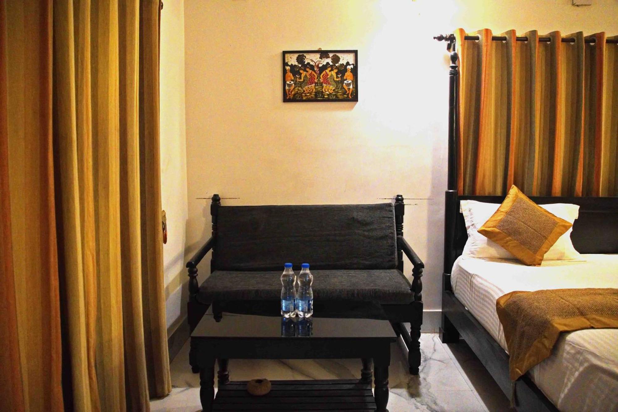 Raktokorobi Karu Gram Hotell Sri Niketan Exteriör bild